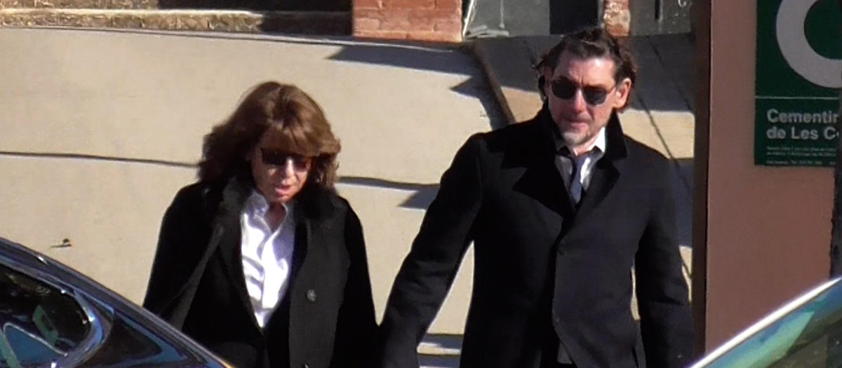 El hijo y la exmujer de  Andic saliendo del entierro del empresario