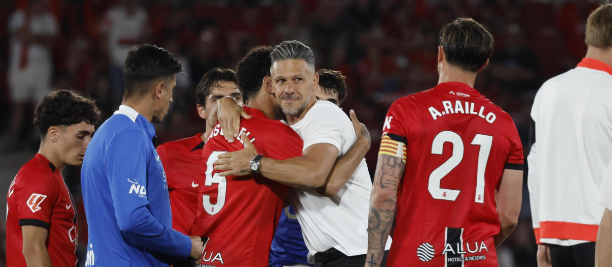 PALMA DE MALLORCA, 23/05/2026.- El entrenador del Mallorca, Martín Demichelis (2-d), saluda a sus jugadores al término del partido de la jornada 38 de la LaLiga de fútbol entre el Real Mallorca y Real Oviedo disputado este sábado en el estadio de Son Moix, en Palma de Mallorca. EFE/Cati Cladera