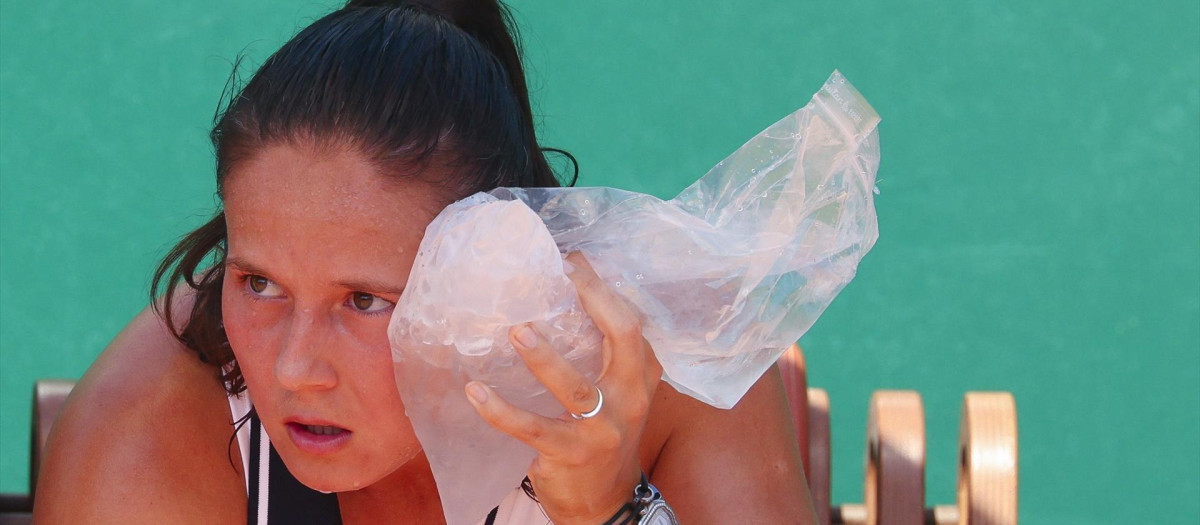 Daria Kasatkina con hielos durante el partido frente a Zeynep Sonmez