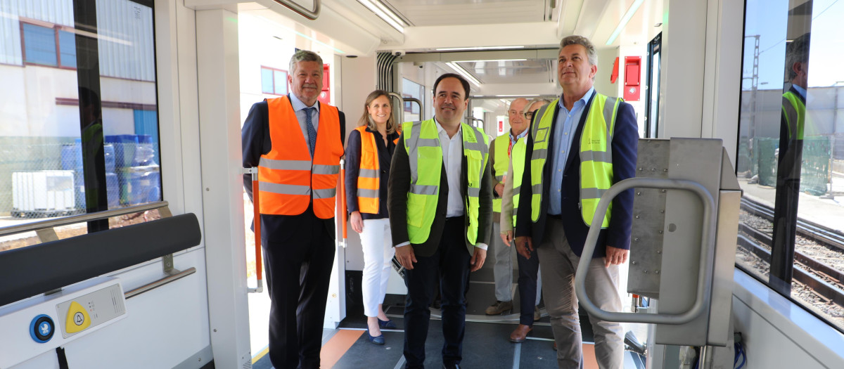 Imagen de Pérez Llorca en su visita a la planta de Stadler en Albuixech