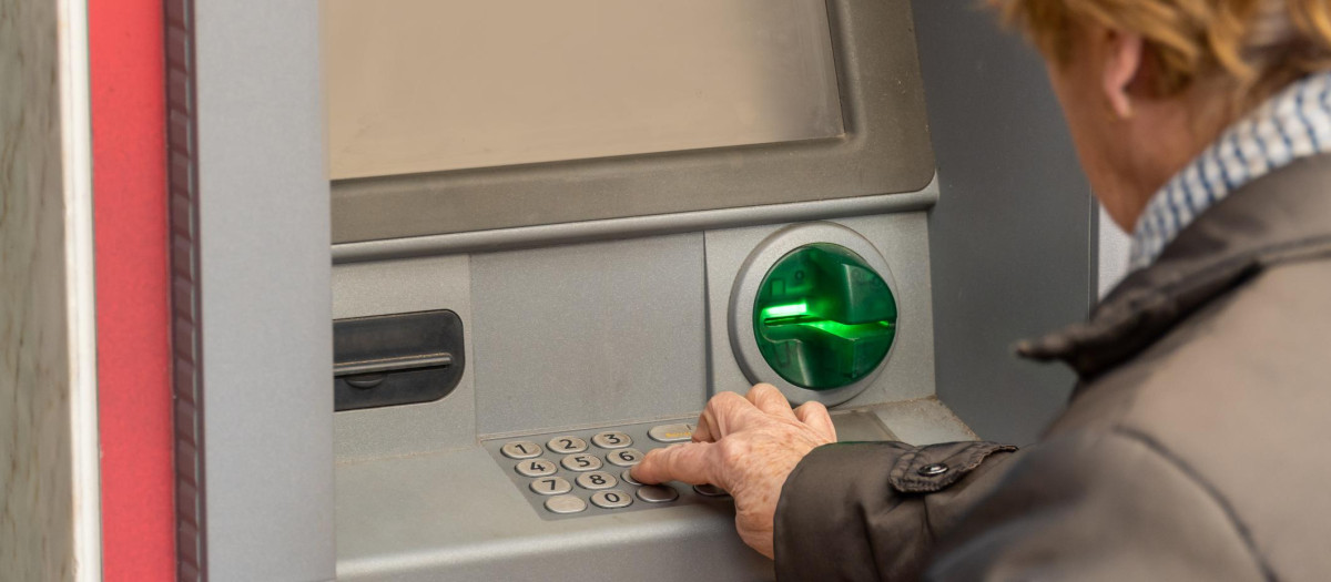 Mujer sacando dinero de un cajero automático