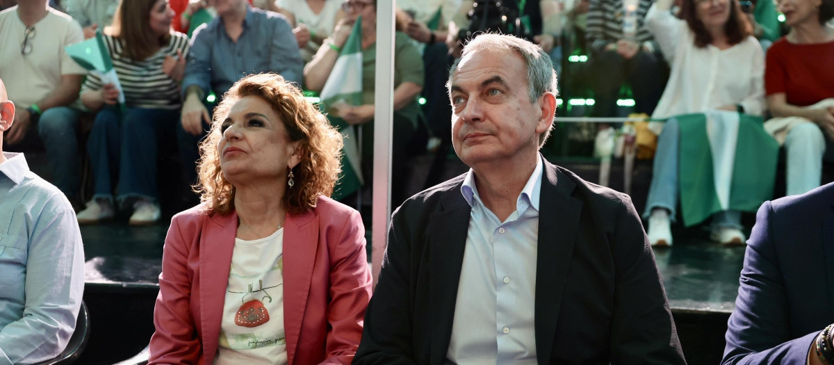 La secretaria general del PSOE-A, María Jesús Montero, junto al expresidente José Luis Rodríguez Zapatero, en un mitin de campaña