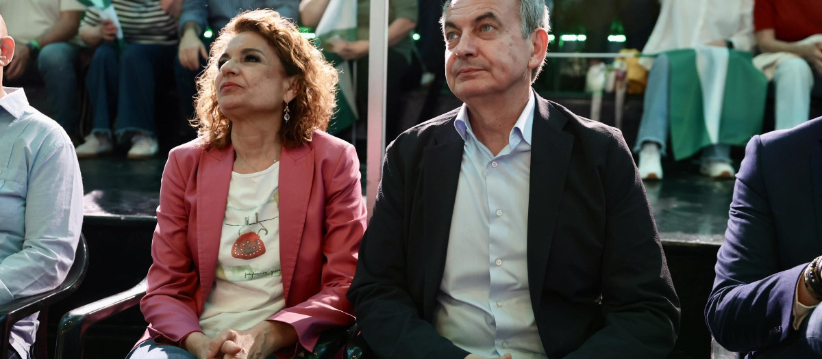 La secretaria general del PSOE-A, María Jesús Montero, junto al expresidente José Luis Rodríguez Zapatero, en un mitin de campaña
