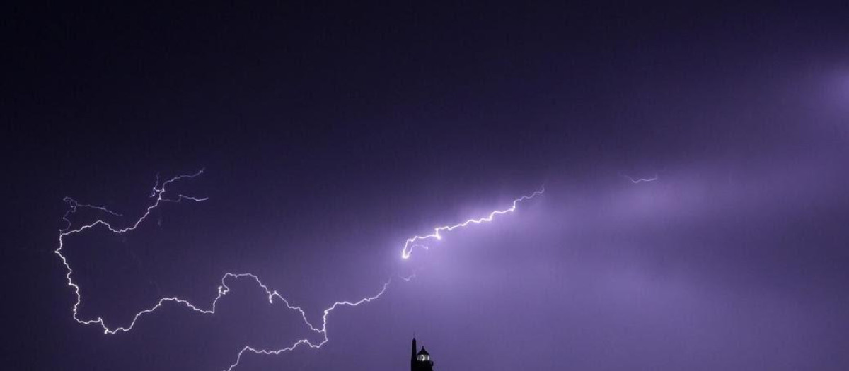 La Torre de Hércules iluminada por un rayo