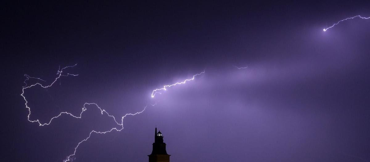 La Torre de Hércules iluminada por un rayo