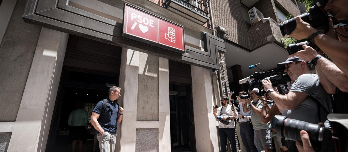 Un agente de la UCO sale de la sede del PSOE de la calle Ferraz, a 20 de junio de 2025, en Madrid (España)