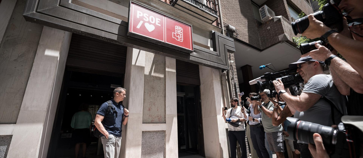 Un agente de la UCO sale de la sede del PSOE de la calle Ferraz, a 20 de junio de 2025, en Madrid (España)