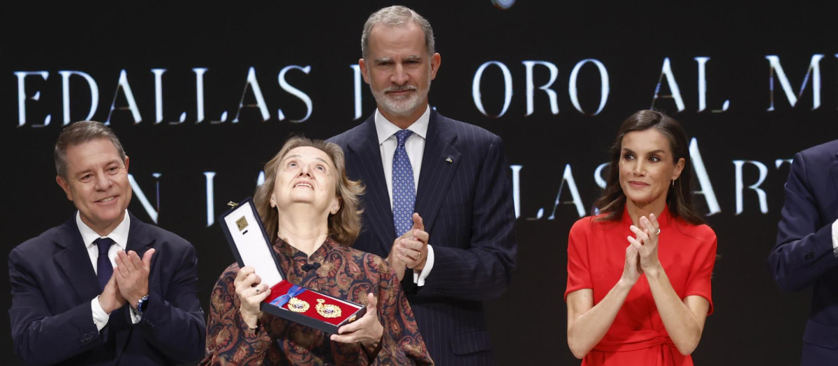 Los Reyes y Emiliano García-Page entregan a la ;Medalla de Bellas Artes