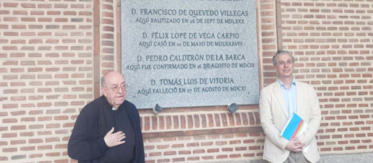 José Luis Montes Toyos, delegado de patrimonio de San Ginés, y Pablo Sánchez Garrido  el día de la colocación de la nueva lápida.