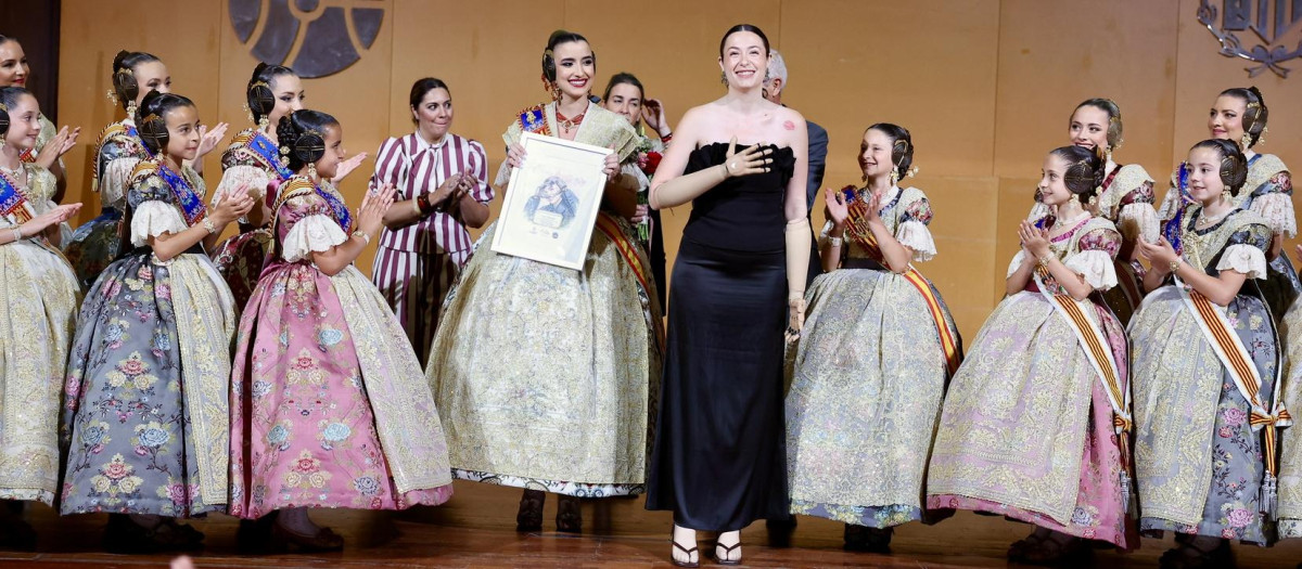 Imagen de Carla Maronda recogiendo el premio 'Mujer extraordinaria 2026'.