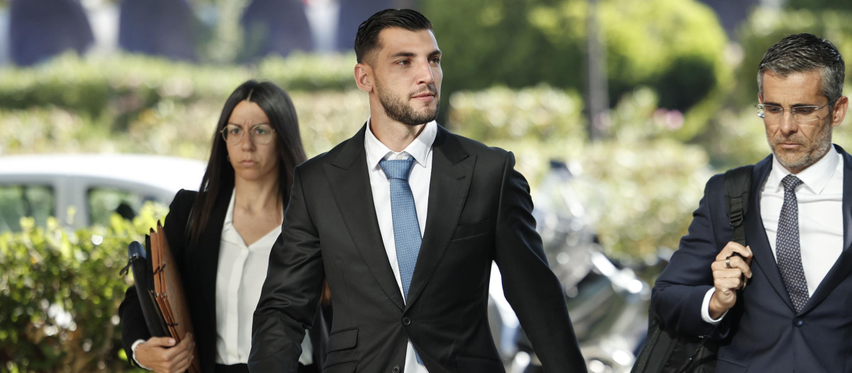 Imagen del futbolista Rafa Mir a su llegada a la Ciudad de la Justicia de Valencia.