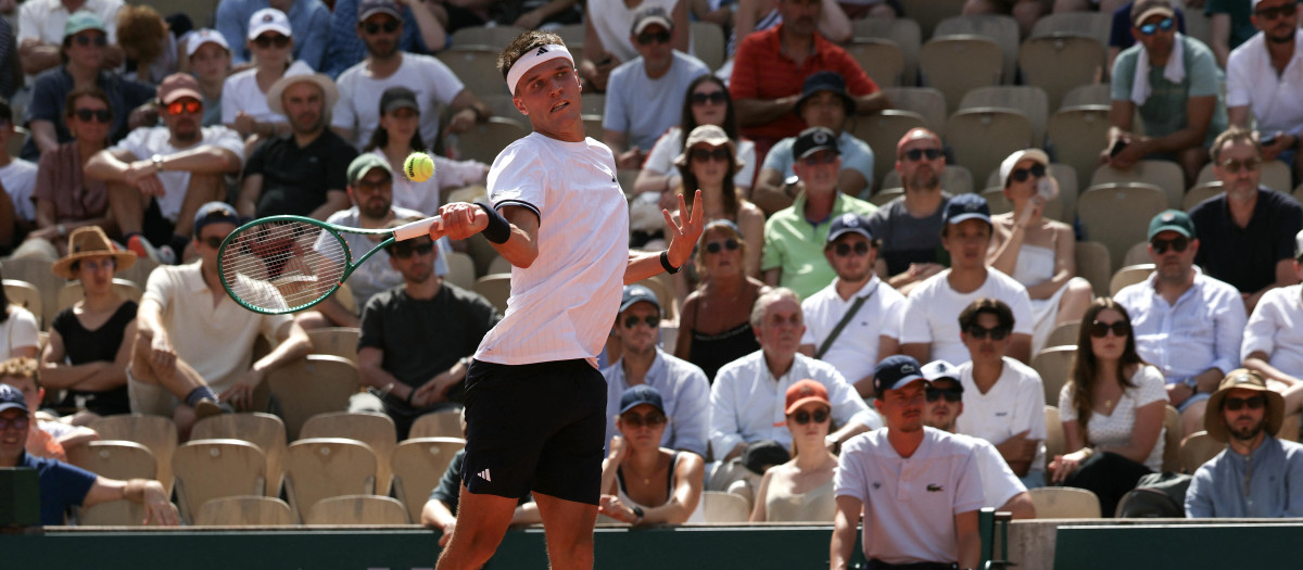 Jakub Mensik jugando en Roland Garros
