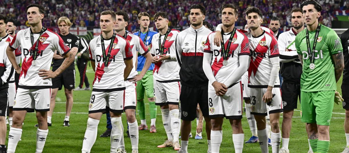 Players of team Rayo Vallecano de Madrid stand on the pitch after loosing the UEFA Conference League final football match between Crystal Palace FC and Rayo Vallecano de Madrid in Leipzig, eastern Germany, on May 27, 2026. (Photo by Tobias SCHWARZ / AFP)