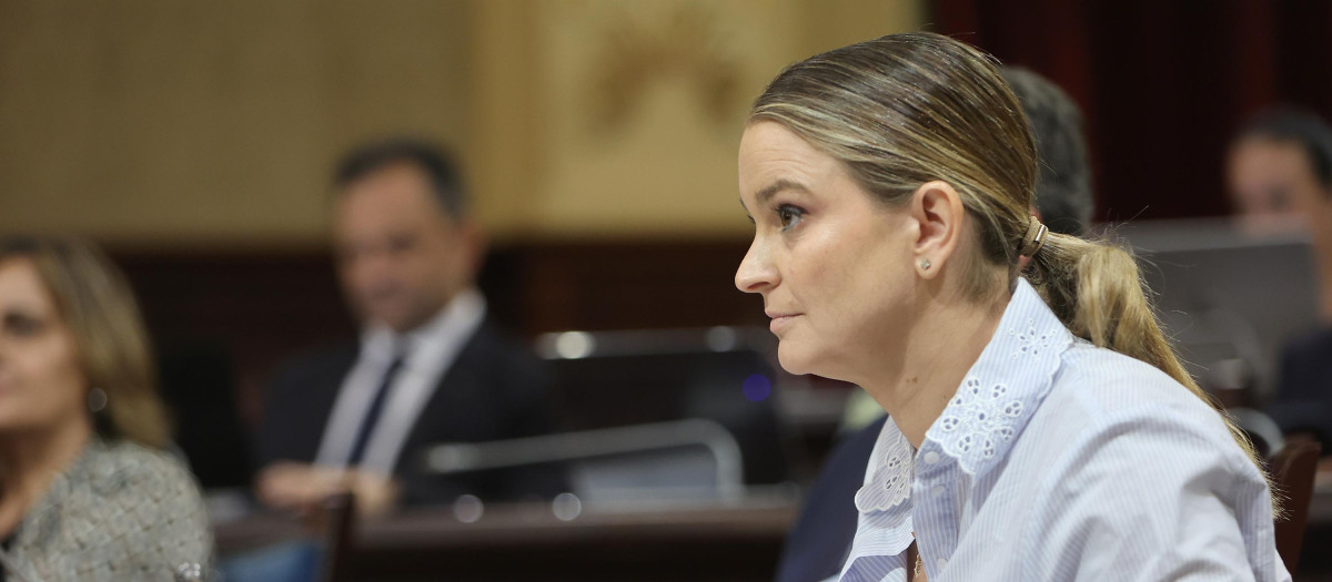 La presidenta del Govern y del PP balear, en el Parlament