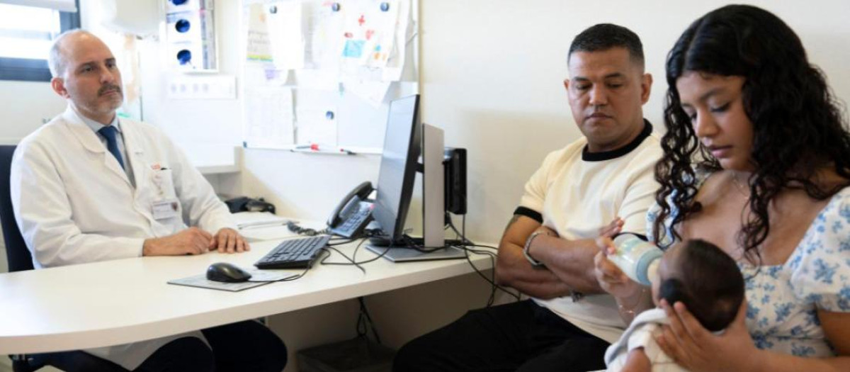 Camila, la madre del bebé, y el abuelo del pequeño en la consulta del doctor Xavier Tarrado