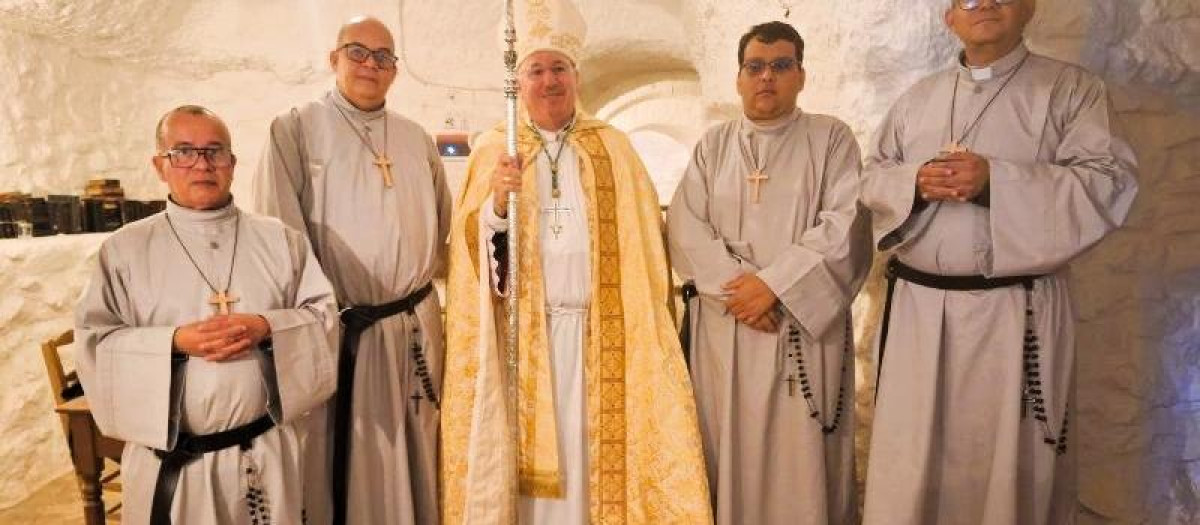 El obispo de Guadix con los cuatro eremitas venezolanos que forman la nueva comunidad