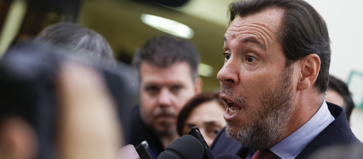 El ministro Óscar Puente, atendiendo a los periodistas en el Pleno