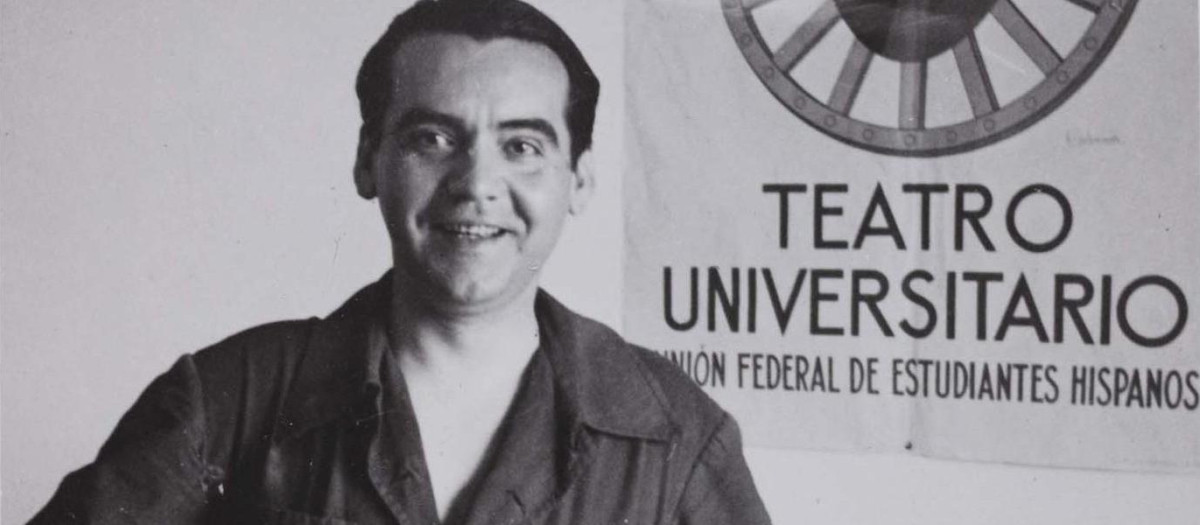 Lorca junto a un cartel de La Barraca