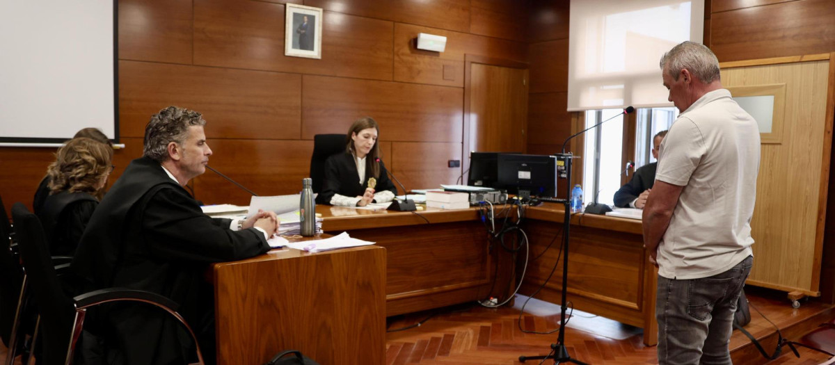 Juicio por la muerte de una joven de 27 años que fue atacada por mastines en octubre de año 2023. El acusado, el dueño de los perros, se enfrenta a un posible delito de homicidio por imprudencia, con penas que podrían alcanzar hasta los cuatro años de prisión, como demanda la acusación.EFE/Mariam A. Montesinos