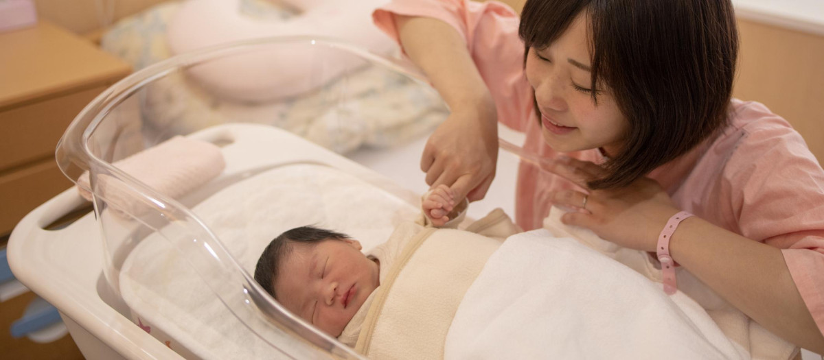 Una mamá japonesa con su hijo recién nacido