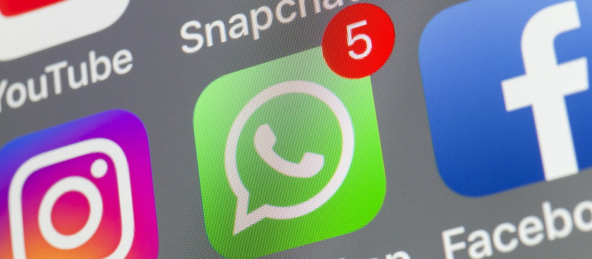 WhatsApp, Facebook, Instagram y otras aplicaciones de teléfono móvil en la pantalla de un iPhone