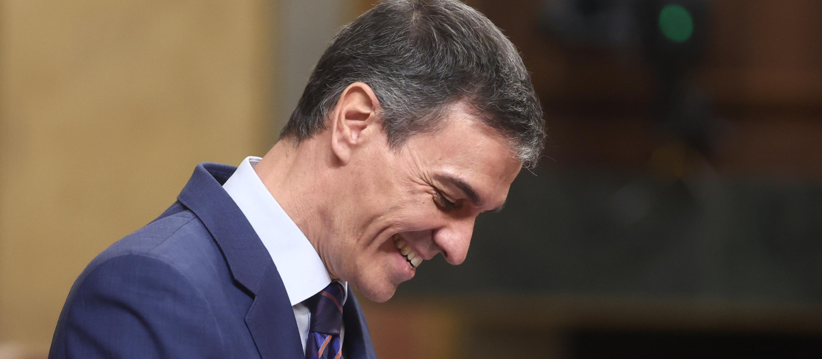 (Foto de ARCHIVO)
El presidente del Gobierno, Pedro Sánchez, interviene durante una sesión de control al Gobierno, en el Congreso, a 25 de marzo de 2026, en Madrid (España). Sánchez y Feijóo se miden este miércoles en el Pleno del Congreso en plena escalada por la guerra de Irán, un duelo parlamentario que se produce la víspera de que la Cámara Baja debata la convalidación del decreto anticrisis, que incluye rebajas fiscales para paliar los efectos de ese conflicto bélico en Oriente Próximo. Aunque el paquete de medidas incorpora algunas de las propuestas del PP, como la bajada del IVA de los carburantes al 10%, desde Génova dejan en el aire que vayan a votar a favor de la convalidación del real decreto ley y recomiendan al Gobierno que amarre los apoyos de sus socios parlamentarios.

Eduardo Parra / Europa Press
25/3/2026