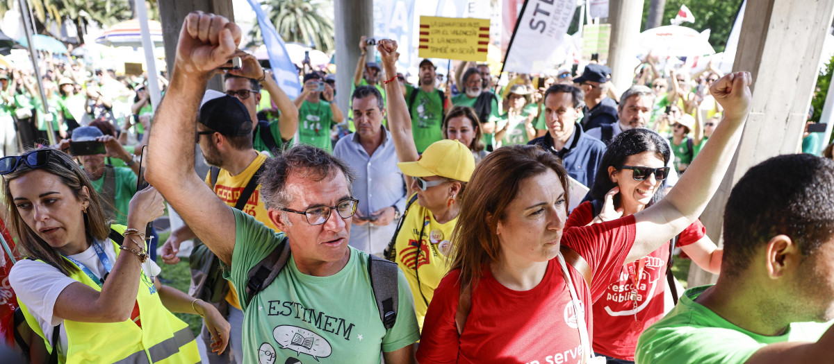 Imagen de una protesta de sindicatos educativos ante la Conselleria de Educación en Valencia.