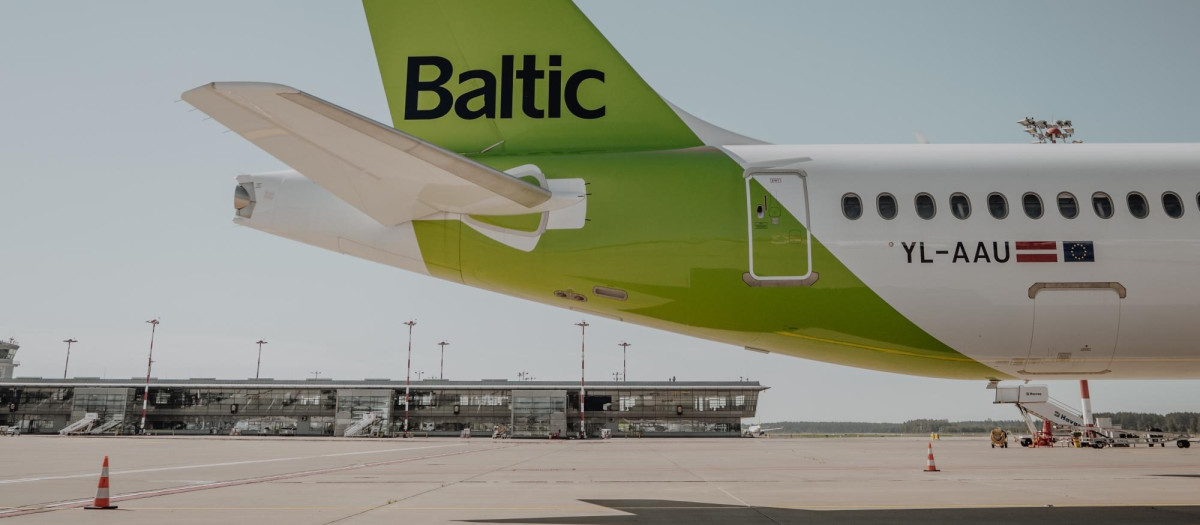Un avión de AirBaltic en el aeropuerto de Tallin, Estonia