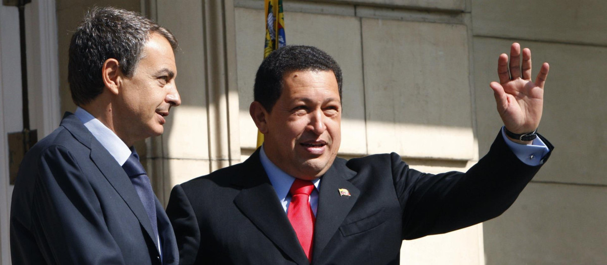 El presidente del Gobierno, José Luis Rodríguez Zapatero (i), saluda a su homólogo venezolano, Hugo Chávez, en 2009