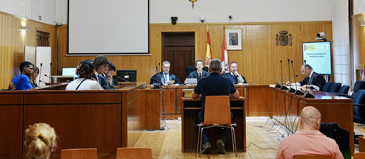 Juicio por homicidio en grado de tentativa de tres miembros de la banda hispanoamericana los Trinitarios contra un seguidor de Dominican Don’t Play