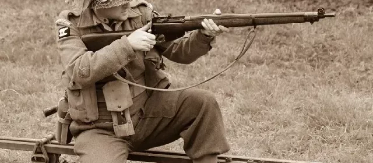Un soldado británico con un fusil Lee Enfield