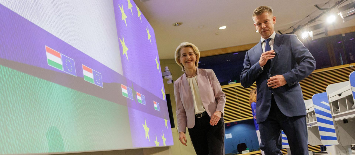 El primer ministro húngaro, Peter Magyar, con la presidenta de la Comisión Europea, Ursula Von der Leyen