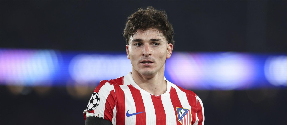Julián Álvarez, en un partido con el Atlético de Madrid en el Camp Nou