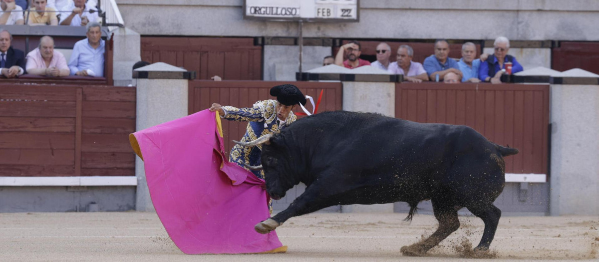 MADRID, 29/05/2026.- El diestro Morenito de Aranda durante la lidia de su primer toro, durante la corrida de la Feria de San Isidro que se celebra este viernes en la plaza de toros de Las Ventas, en Madrid. EFE/Juanjo Martín