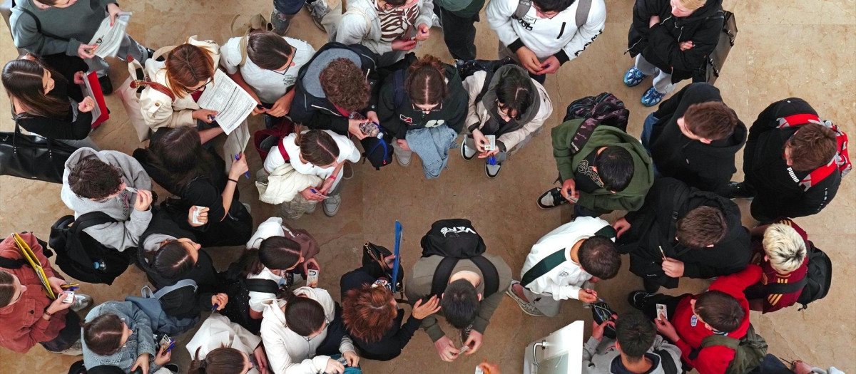 Alumnos durante el primer día de selectividad