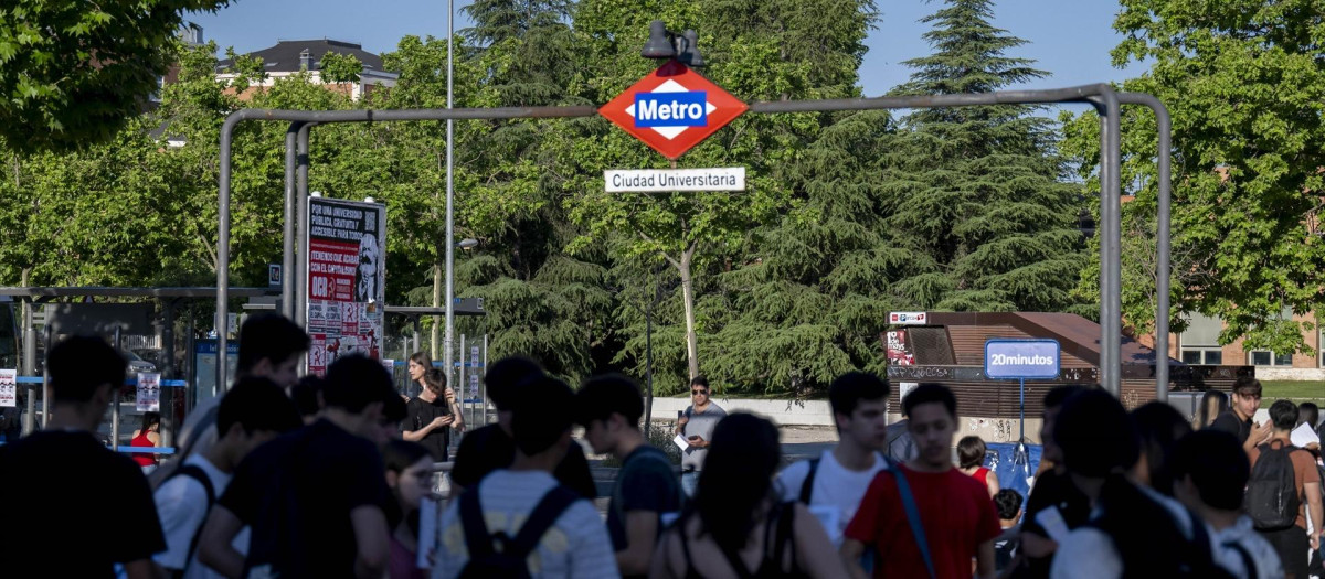 Alumnos llegan a la parada de Metro de Ciudad Universitaria para comenzar el primer examen de la PAU 2026