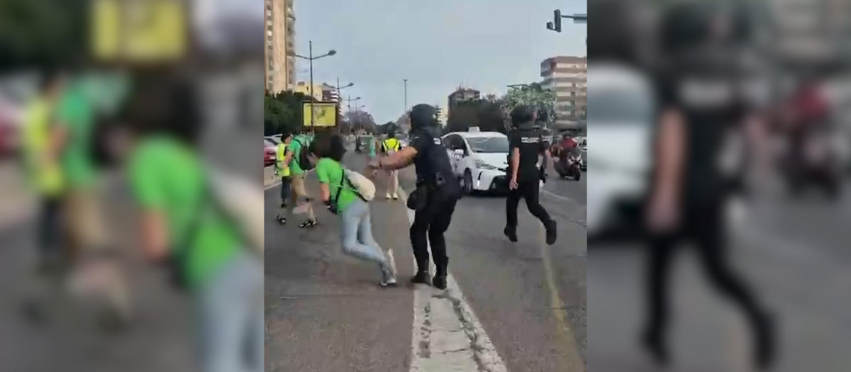 La Policía Nacional abre expediente al agente denunciado por agresión en la huelga de Valencia