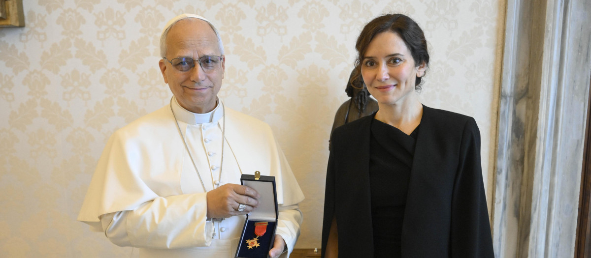 León XIV (i) recibe a la presidenta de la Comunidad de Madrid, Isabel Díaz Ayuso (d) en audiencia cinco días antes de que el pontífice comience el sábado en Madrid la visita a España