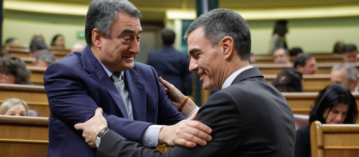 El presidente del Gobierno Pedro Sánchez junto al portavoz del PNV en el Congreso Aitor Esteban