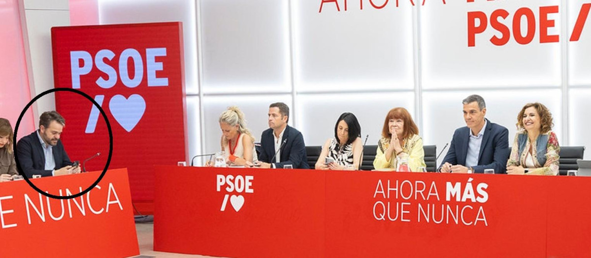 Pedro Sánchez y, a su derecha, Juanfran Serrano, señalado por el juez Santiago Pedraz