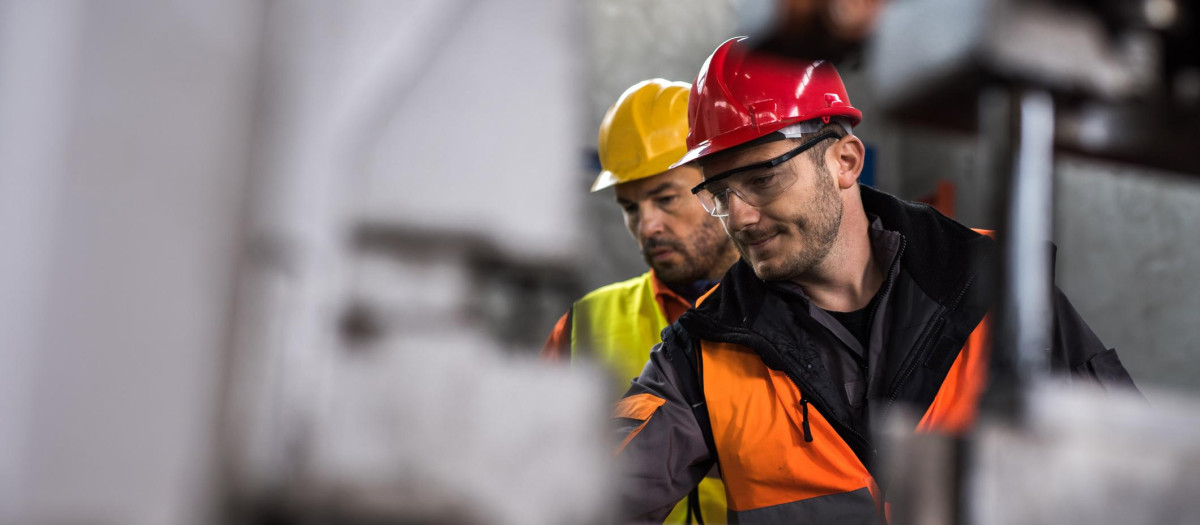 Trabajadores en una empresa industrial, en una imagen de archivo Cataluña empleados