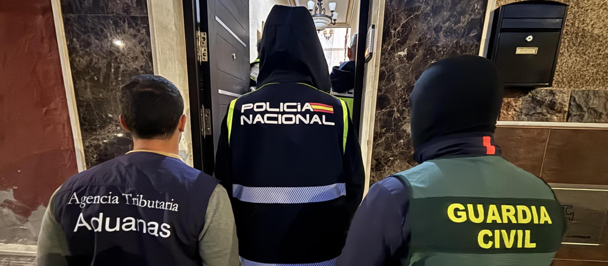 MELILLA (ESPAÑA), 02/06/2026.- La Policía Nacional, la Unidad Operativa de Vigilancia Aduanera y la Guardia Civil han desarticulado en Melilla una de las redes de tráfico de hachís más activas del Mediterráneo, que usaba vehículos con dobles fondos La organización traía el hachís desde Marruecos