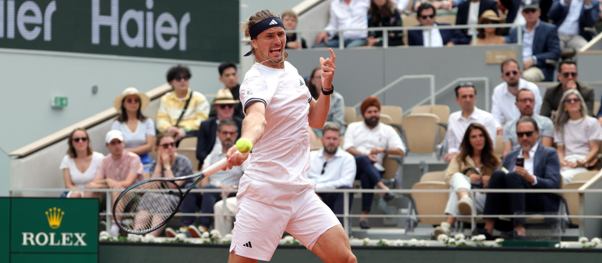 Alexander Zverev golpea una bola de derecha en el partido ante De Jong