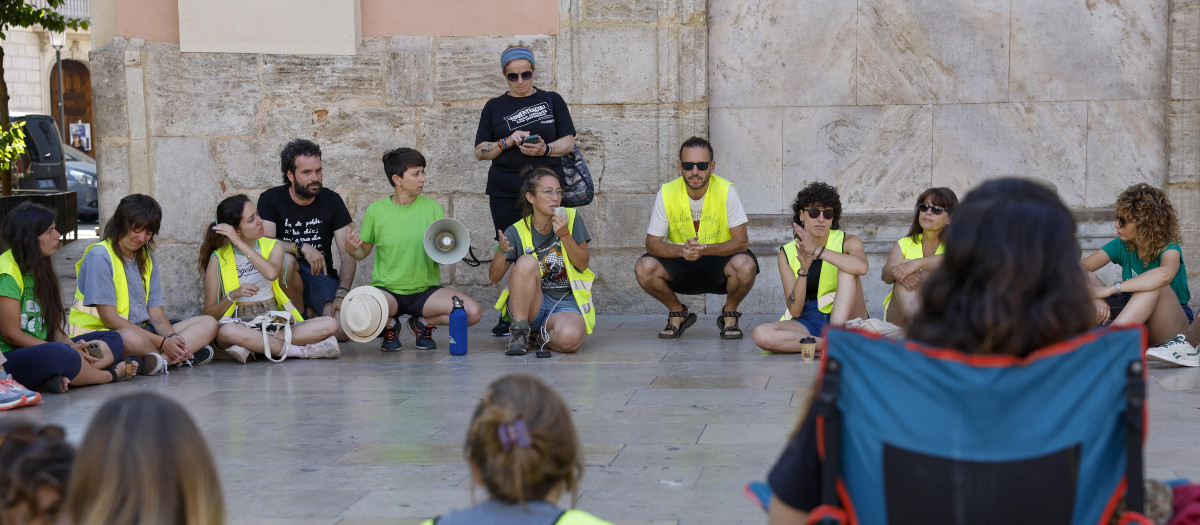 Imagen de la exconcejal de Podemos Datxu Peris durante la acampada ilegal de docentes en la plaza de la Virgen de Valencia.
