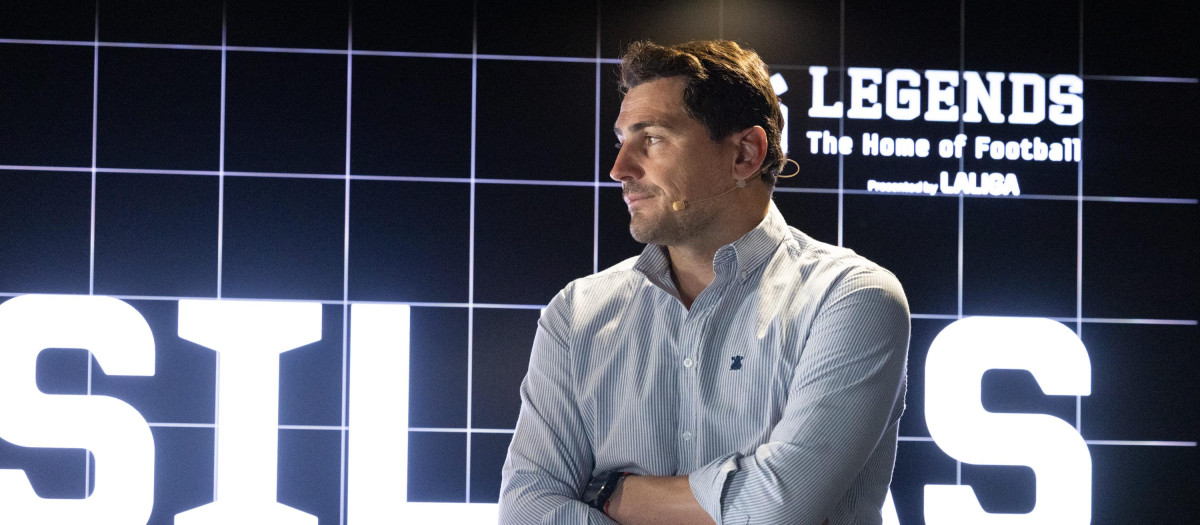 Iker Casillas inaugurando una exposición dedicada a su carrera