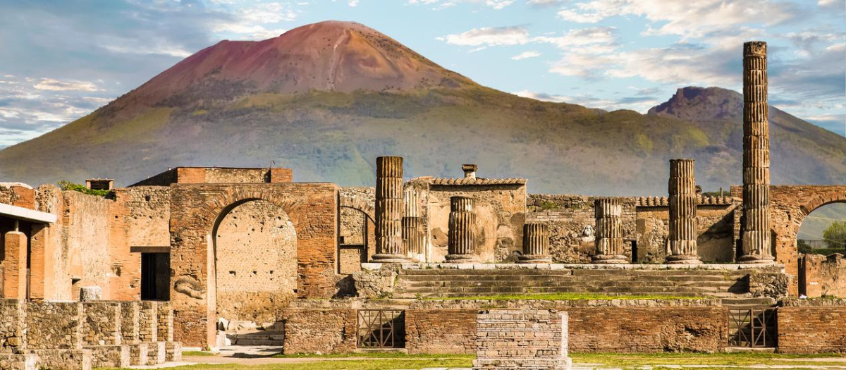 Ruinas de Pompeya con el volcán Vesubio al fondo