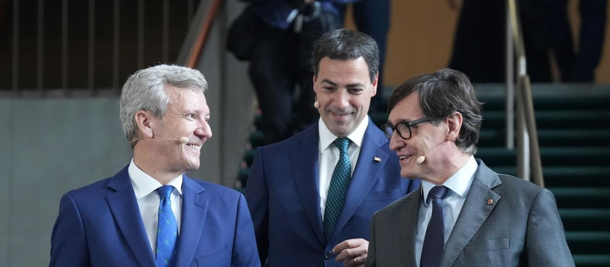 El presidente de la Generalitat, Salvador Illa, el Lehendakari, Imanol Pradales, y el presidente de la Xunta, Alfonso Rueda, durante la sesión 'España, territorio y liderazgo: La visión de los presidentes autonómicos', en la 41 Reunió Cercle d'Economia, en el Palau de Congressos de Catalunya, a 2 de junio de 2026, en Barcelona, Catalunya (España). Con el lema ‘Autonomía estratégica de Europa: ¿mito o realidad?’, la 41 Reunió del Cercle d’Economia 2026 se celbra entre el 1 y el 3 de junio para abordar las capacidades reales de la UE para no quedar subordinada ni a Estados Unidos ni a China en un contexto de reconfiguración geopolítica, guerras, crisis energética y avance acelerado de la inteligencia artificial.

David Zorrakino / Europa Press
02/6/2026