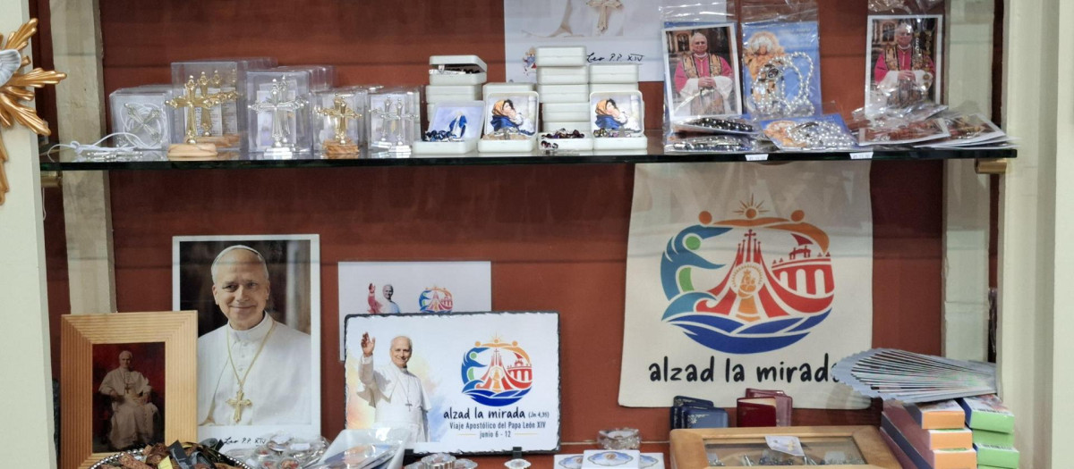 Recuerdos del papa León XIV a la venta en una tienda de productos religiosos con motivo de la visita del Pontífice a España