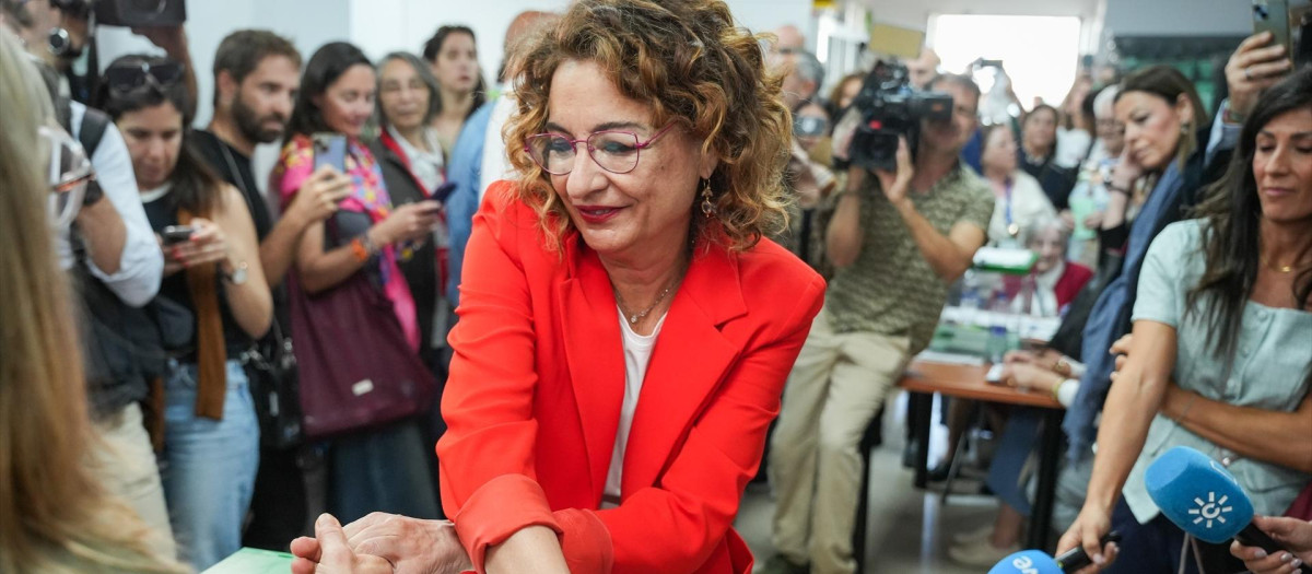 (Foto de ARCHIVO)
La candidata del PSOE-A, María Jesús Montero, vota en Sevilla  en el Colegio de Escuelas Profesionales Sagrada Familia Nuestra Señora de los Reyes. A 17 de mayo de 2026 en Sevilla, Andalucía (España). Los candidatos a la Presidencia de la Junta de Andalucía de los principales partidos y coaliciones que concurren a las elecciones autonómicas deL 17 de mayo
