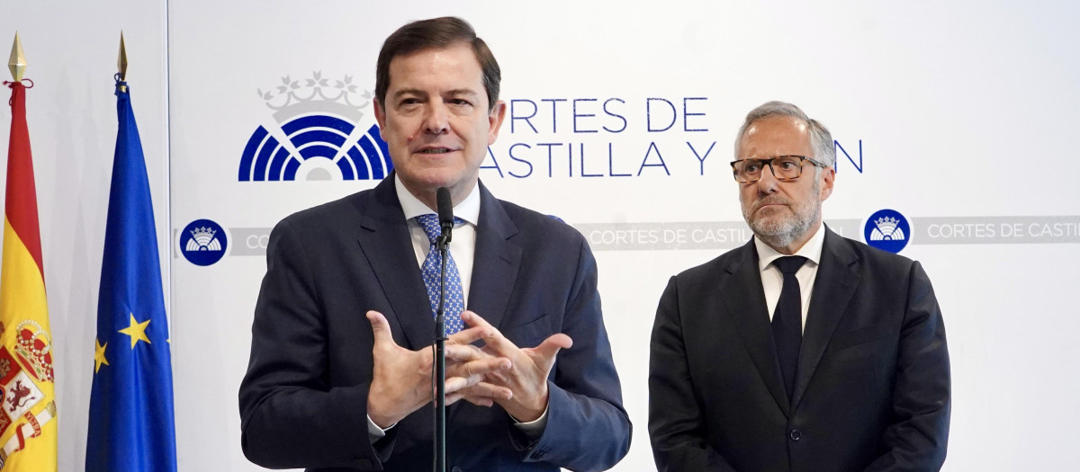 El presidente del Partido Popular de Castilla y León, Alfonso Fernández Mañueco, y el portavoz de Vox, Carlos Pollán